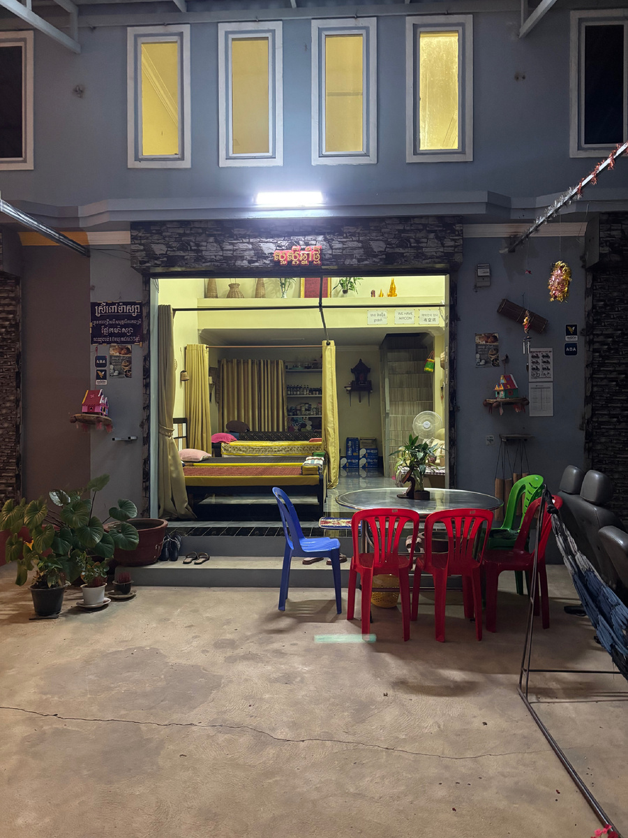 Типичный кхмерский массаж: дом, открытый фасад и жизнь без лишних стен