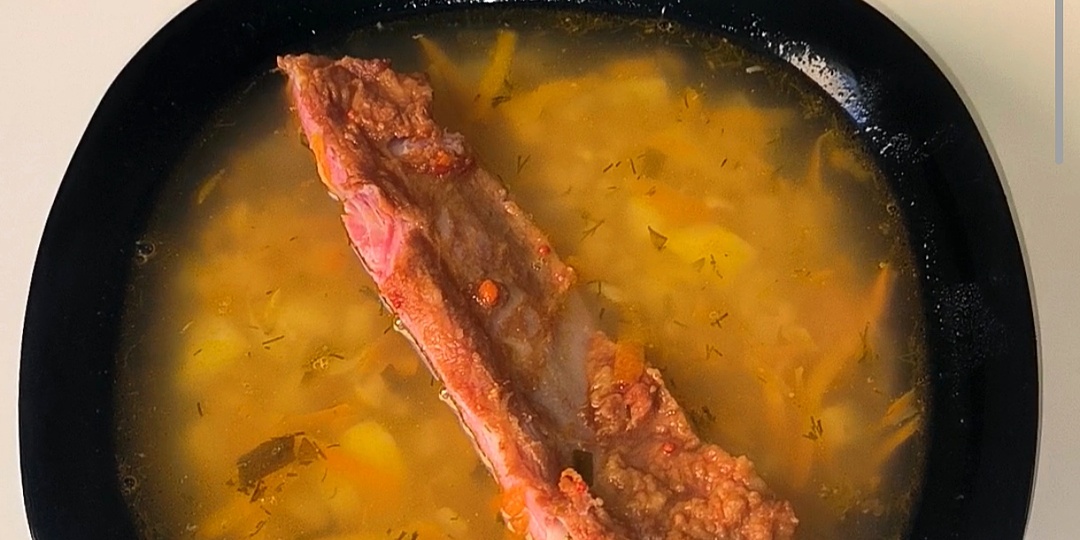 Гороховый суп с копчёными рёбрышками.