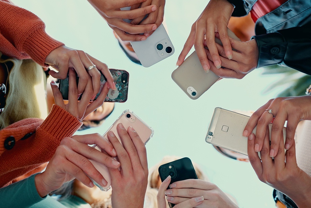    Охват мобильной связью в России выше 100%: в стране больше 300 миллионов активных сим-карт. / Jacob Wackerhausen / iStock