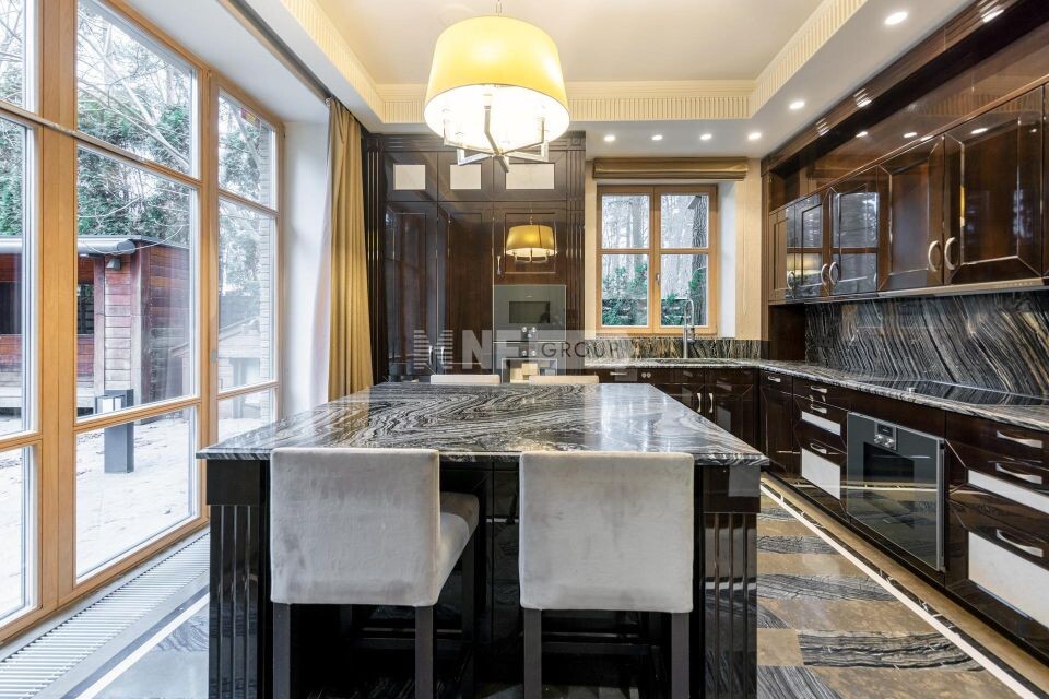    Стивен Сигал продает дом на Рублевке. Источник: NF Group