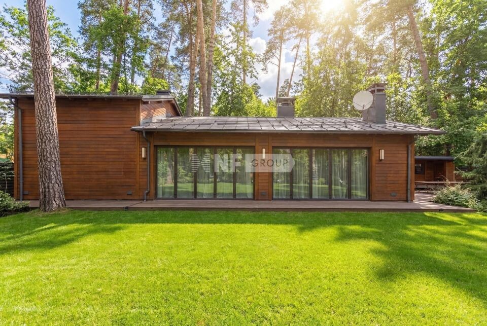    Стивен Сигал продает дом на Рублевке. Источник: NF Group