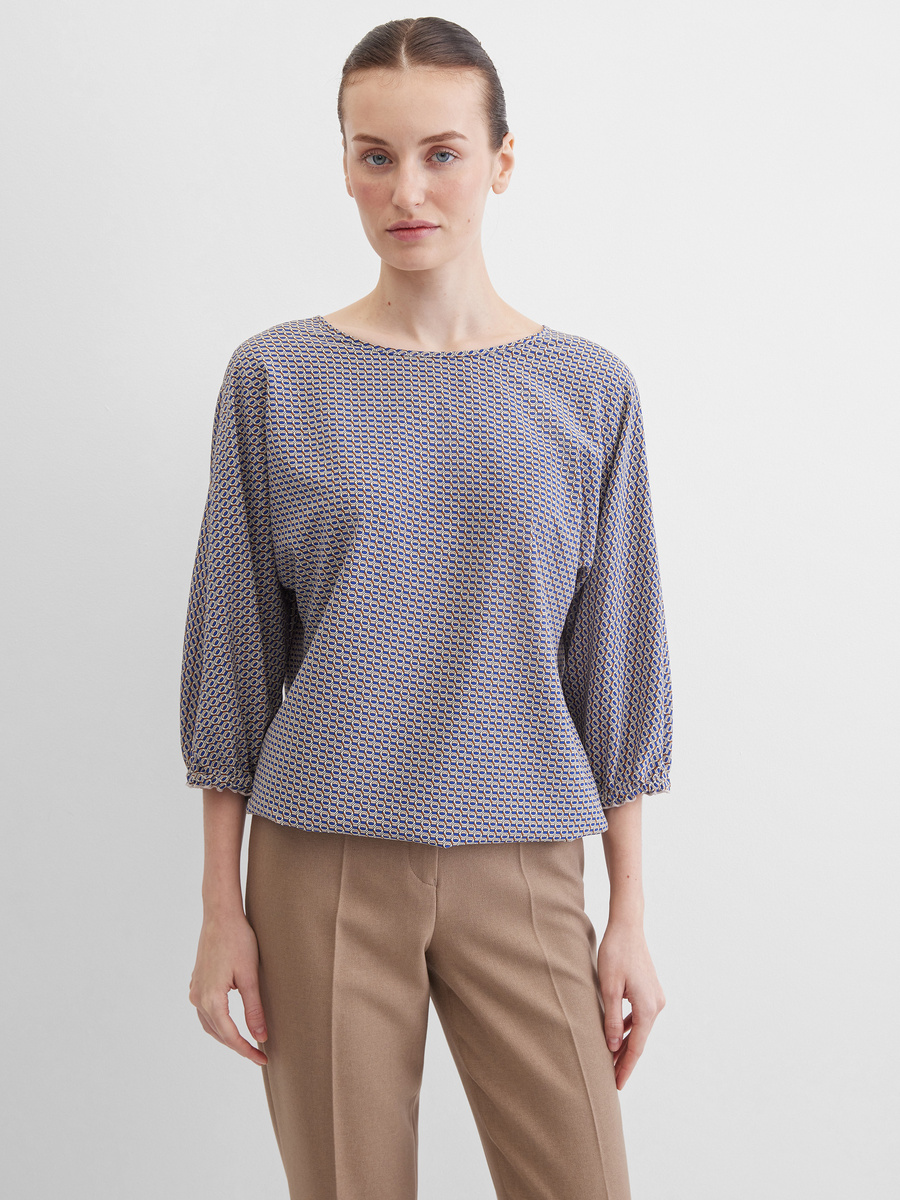 Блузка: 5 490 руб. Модель: Л83000000 Артикул ткани: СВ312
Состав: 60% вискоза, 35% полиэстер, 5% лайкра

Брюки: 6 990 руб. Модель: 7930001Р Артикул ткани: АН139
Состав: 15% шерсть, 3% лайкра, 50% вискоза. 32% полиэстер