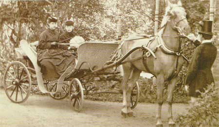 Княжна Мещерская и Александра Жуковская на прогулке в Царскосельском парке, 1865 год. Это фото она подарила Александру