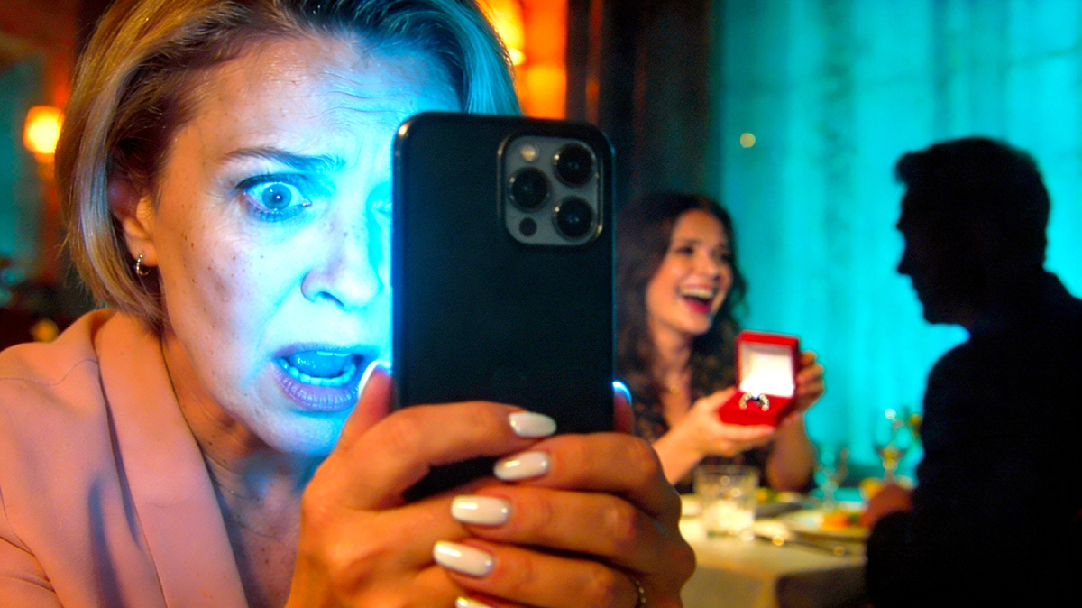 «Щедрый» подарок мужа оказался куплен с моей кредитки. Я опозорила его прямо за столом