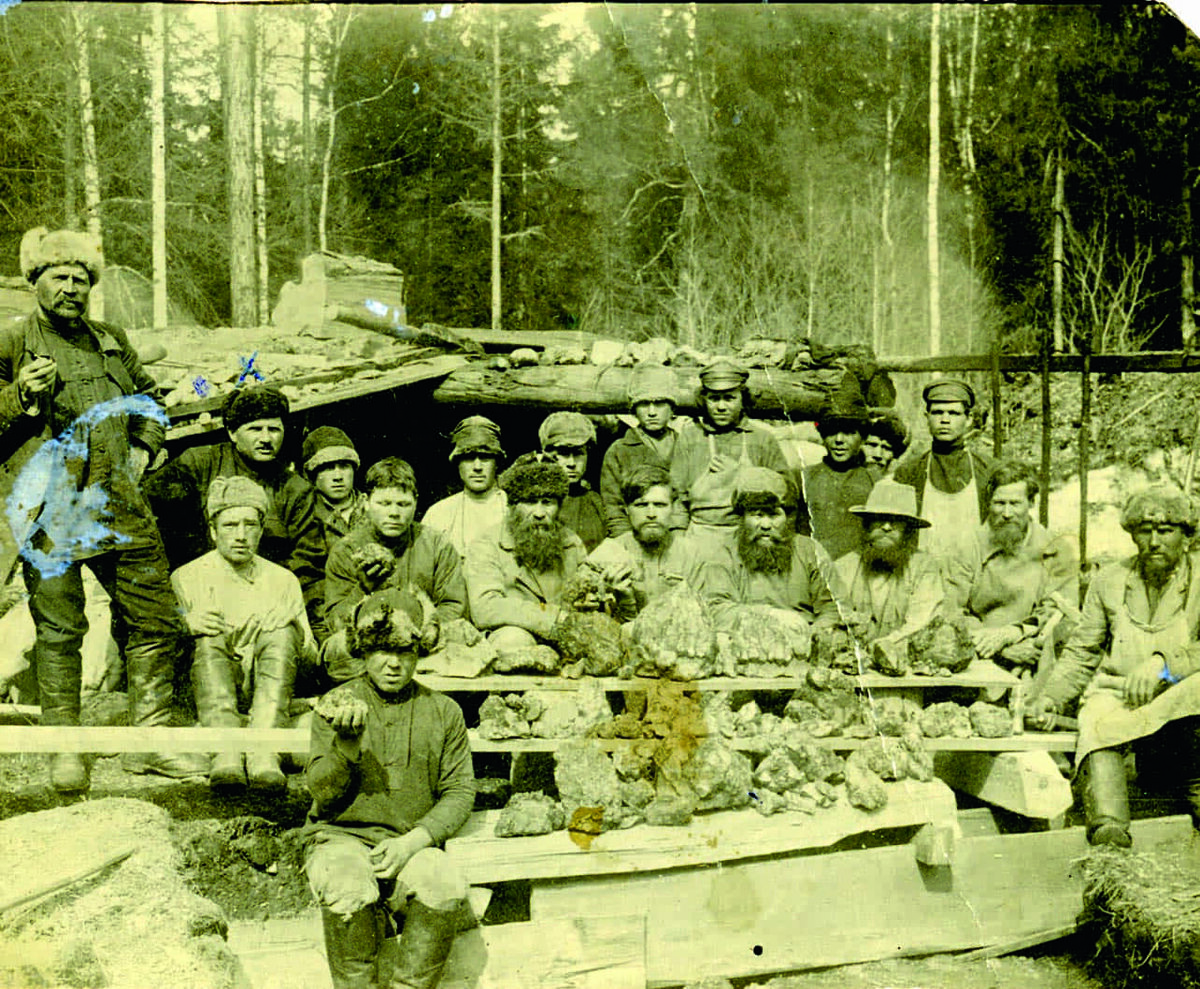 Адуй. Добытые аметисты. Китаев Г. Г. среди уральских горщиков. Фото в минералогии Ферсмана. 1926 г.