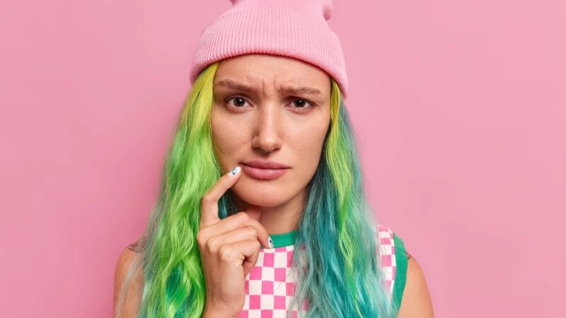     Неудачный цвет волос. freepik.com/wayhomestudio