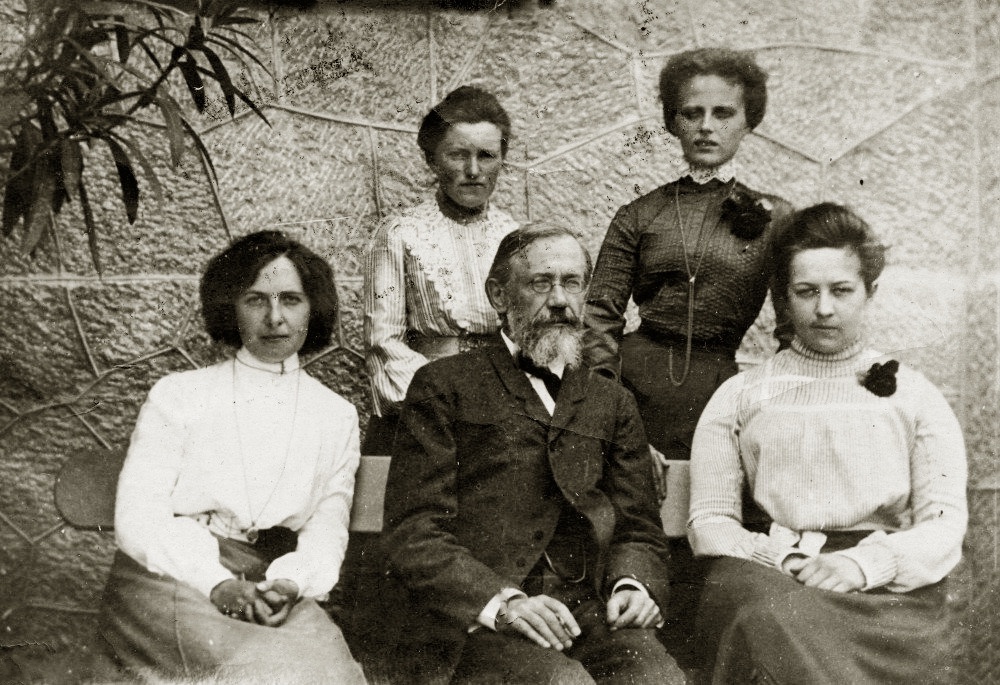    Ключевский и слушательницы Высших женских курсов. 1886 / Фото: commons.wikimedia.org