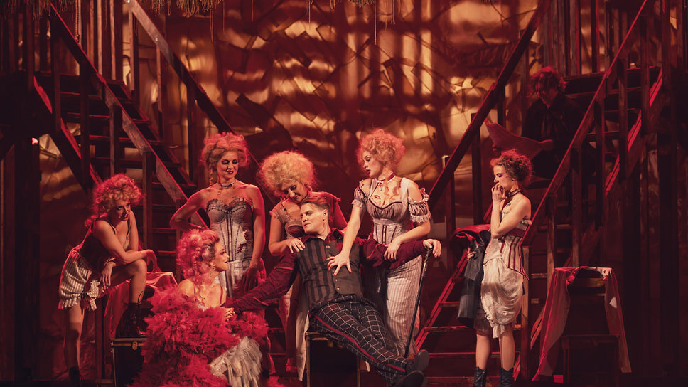 Сцена из спектакля «Трехгрошовая история» в Театре имени Комиссаржевской, режиссер Алексей Франдетти.📷Фото: пресс-служба Театра им. В.Ф. Комиссаржевской