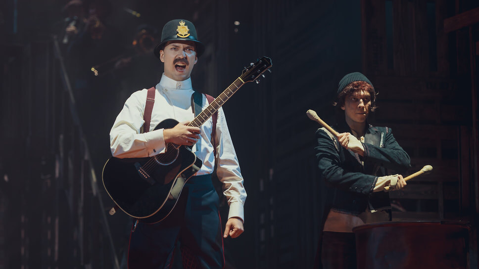 Сцена из спектакля «Трехгрошовая история» в Театре имени Комиссаржевской, режиссер Алексей Франдетти.📷Фото: пресс-служба Театра им. В.Ф. Комиссаржевской