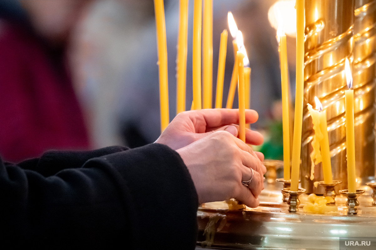 Православные с утра 29 января ходили в храм и молились святому Петру. Фото: Руслан Яроцкий © URA.RU