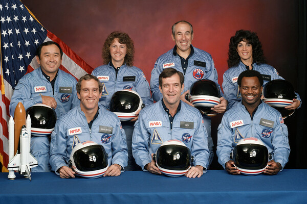    Последний экипаж Challenger, слева-направо сверху-вниз: Эллисон Онидзука, Криста МакОлифф, Грегори Джарвис, Джудит Резник, Майкл Смит, Дик Скоби (командир), Рональд Макнейр / Johnson Space Center/NASA (Public Domain)