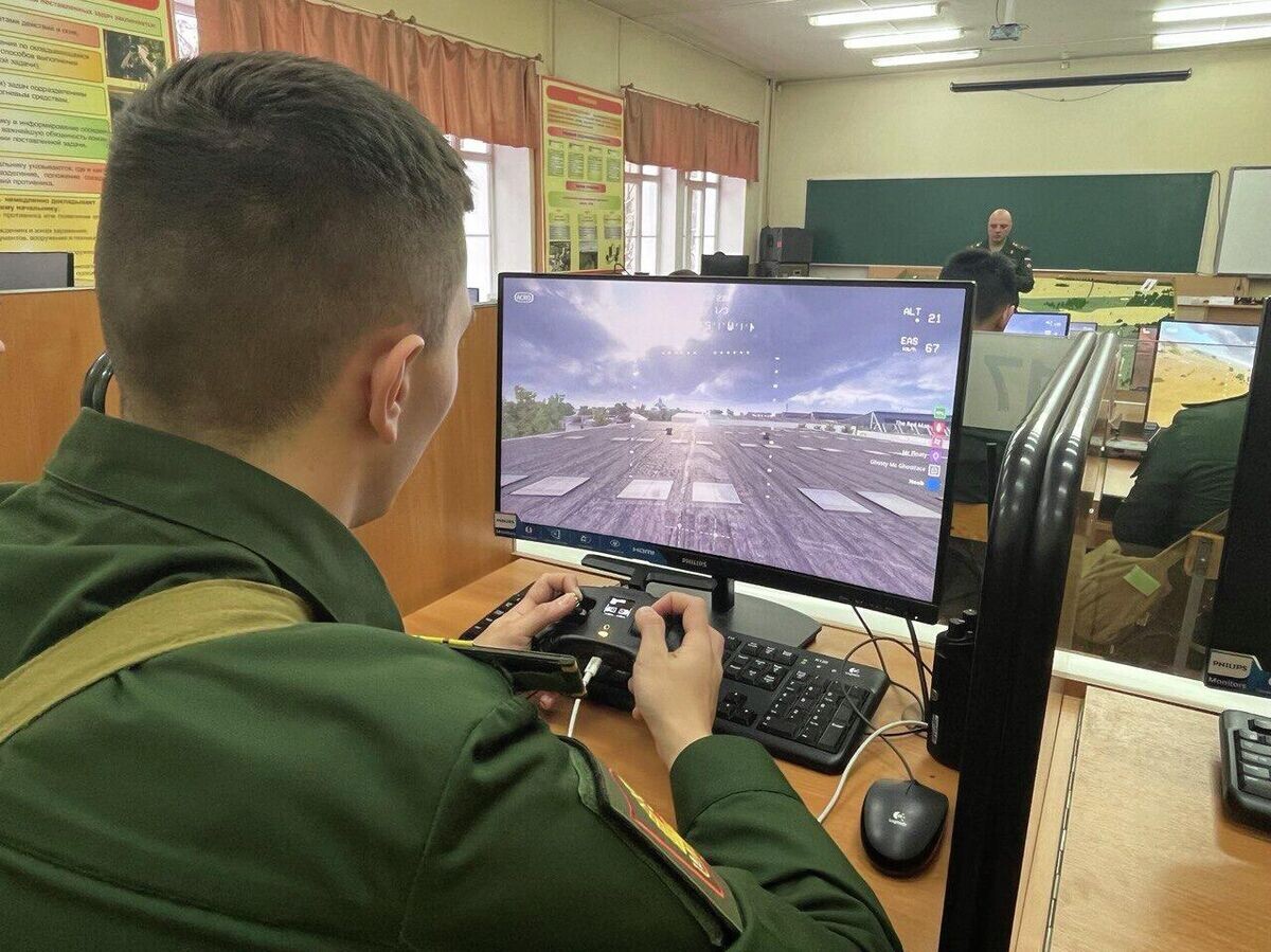    Курсанты тренируются на симуляторе | © РИА Новости / Михаил Кевхиев