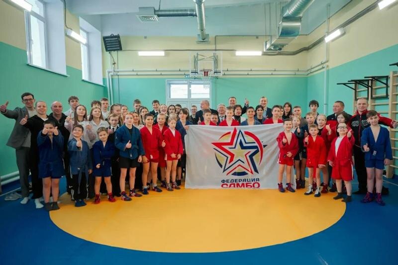    Фото Федерации самбо Свердловской области. Спортсмены в зале