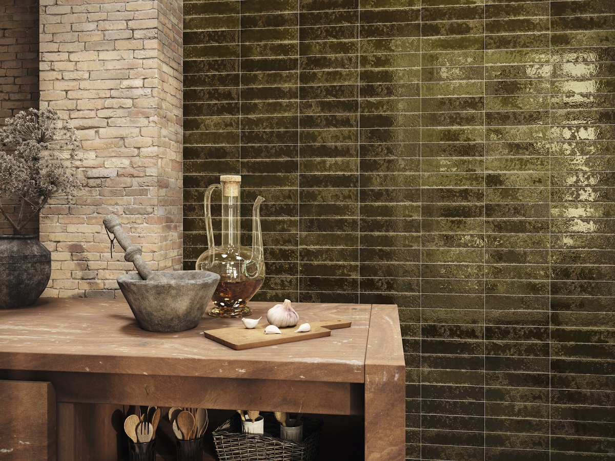 На фото: интерьер создан с использованием мелкоформатного керамогранита бренда APE Ceramica, коллекция Pukka