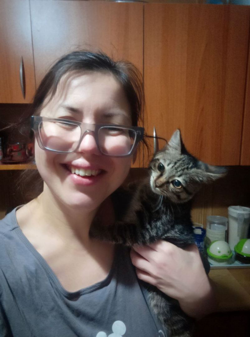 Котик наша общая радость - любим его, тютюшкаем, на ручках носим, в нос целуем, а он и рад. Очень, очень контактный, активный и игривый котик растет. Нахальный, прожорливый - все, как положено.