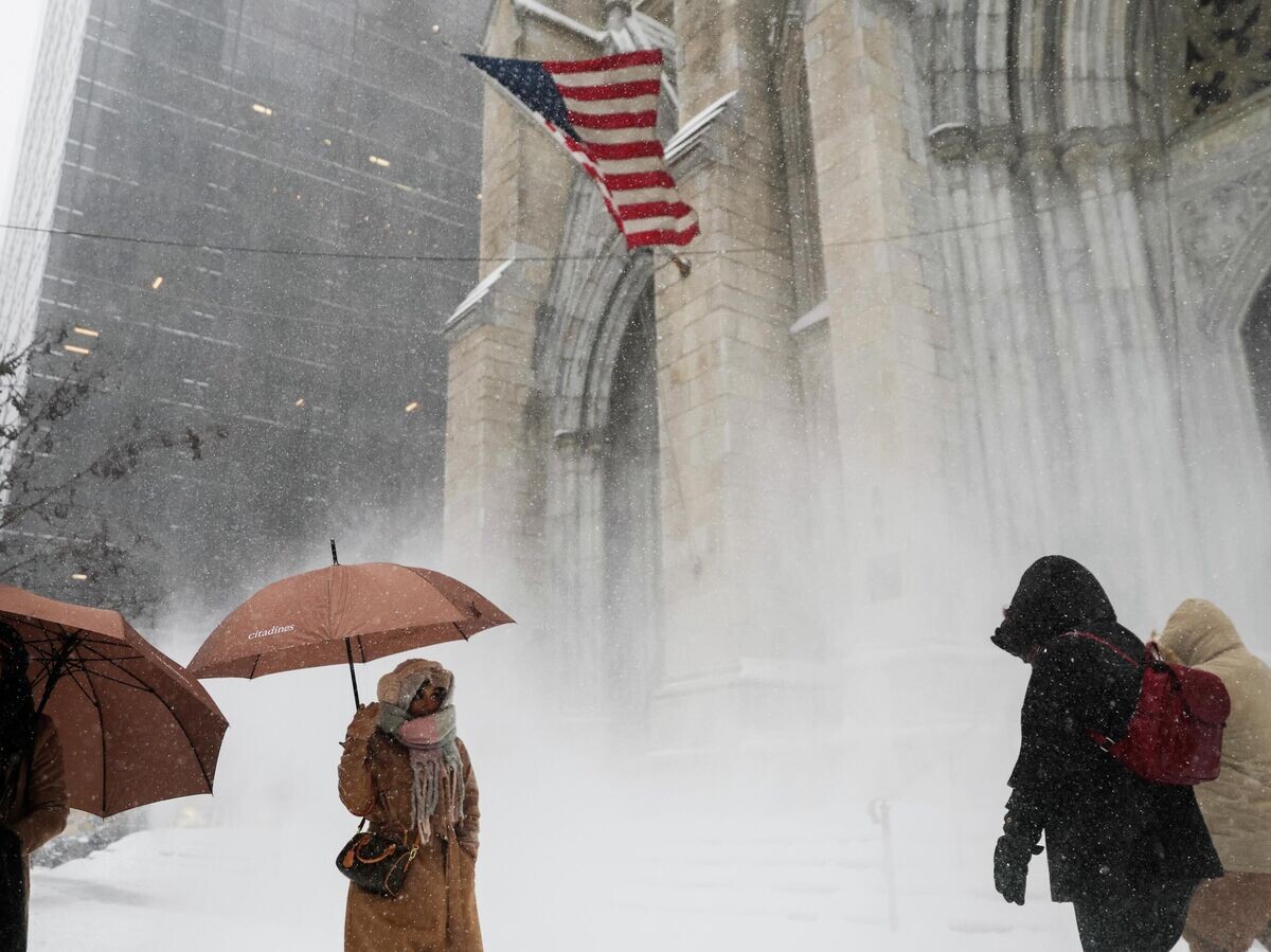    Люди во время снегопада в Нью-Йорке | © AP Photo / Heather Khalifa