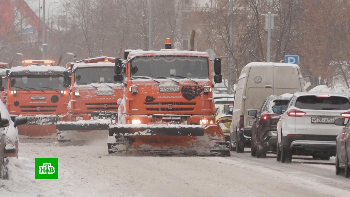    Мощная стихия: последствия снегопада в Москве устраняют в круглосуточном режиме