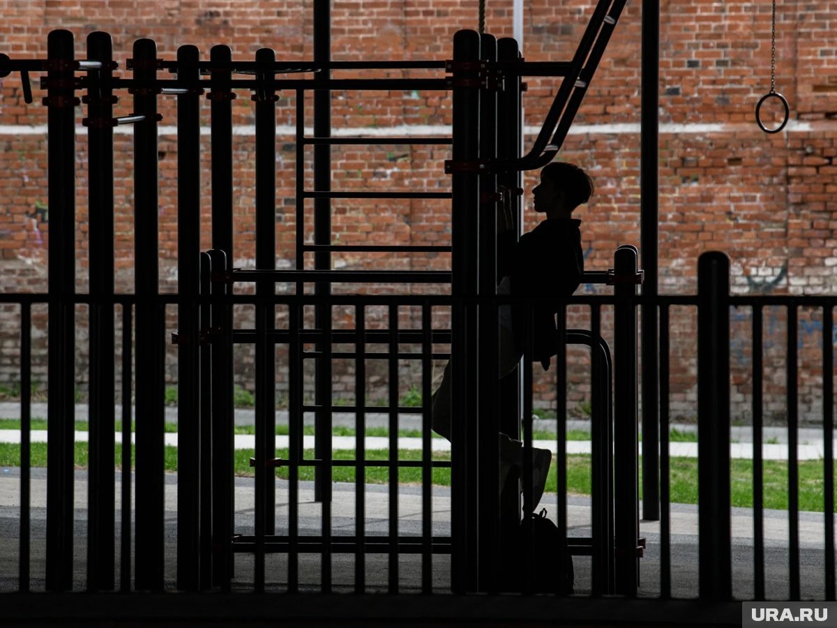     Мэрия Тюмени рассмотрит вопрос выделения средств на новое покрытие спортплощадки после ЧП