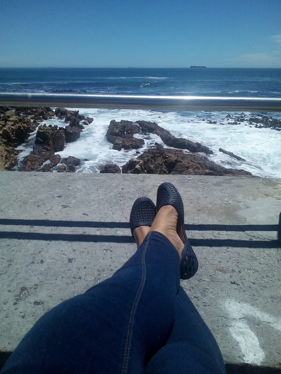 Я в идеальный день в Кейптауне, Южная Африка, смотрю на море. Моё фото.