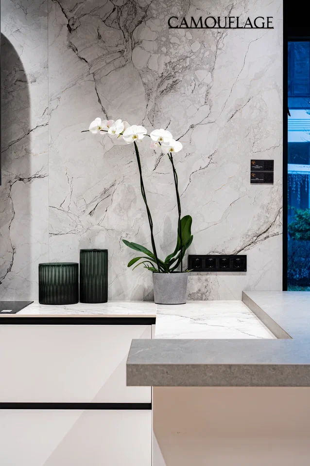 На фото: одна из экспозиций в нашем салоне в ЖК «Остров»