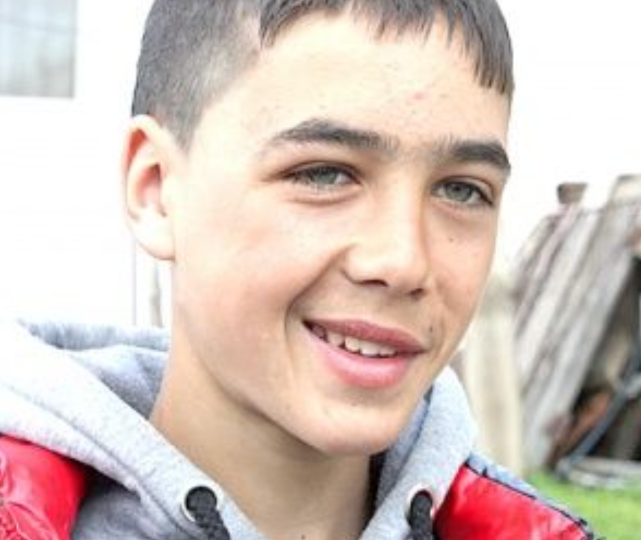 13-летний румынский парень спас ребёнка из узкой трубы