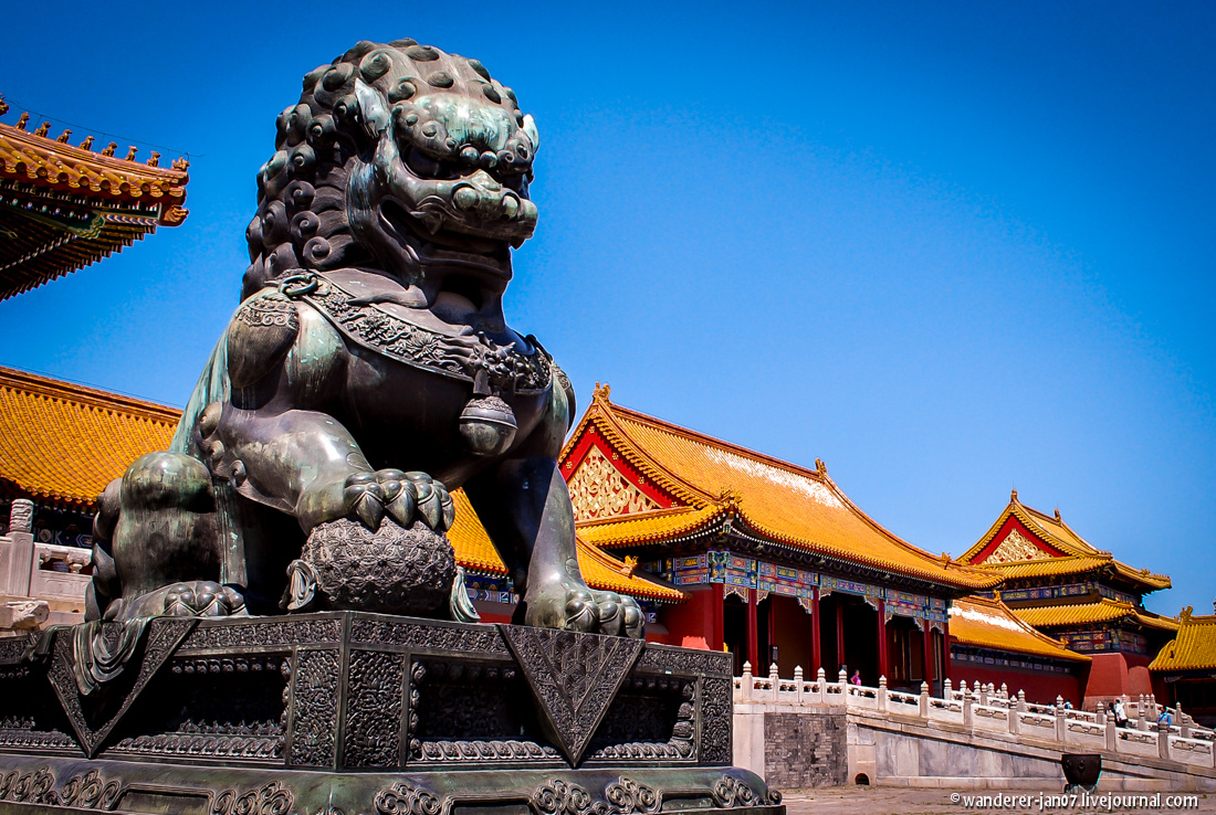 Лев-страж, олицетворяющий силу императорской власти, в Запретном городе