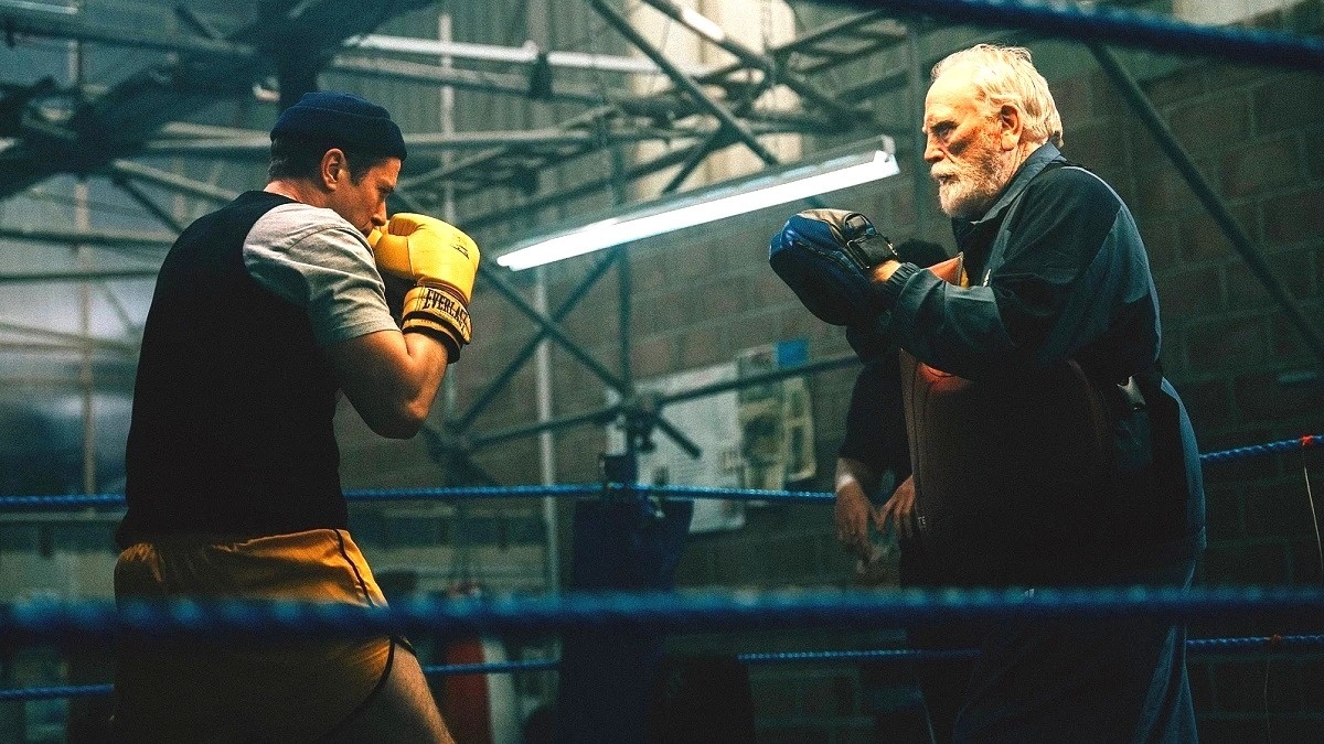 Дедушка держит удары в кино / Дедушка стойкий, ему всё равно.