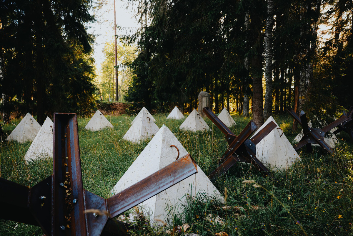 Противотанковые ежи и "зубы дракона", архив © соцсети