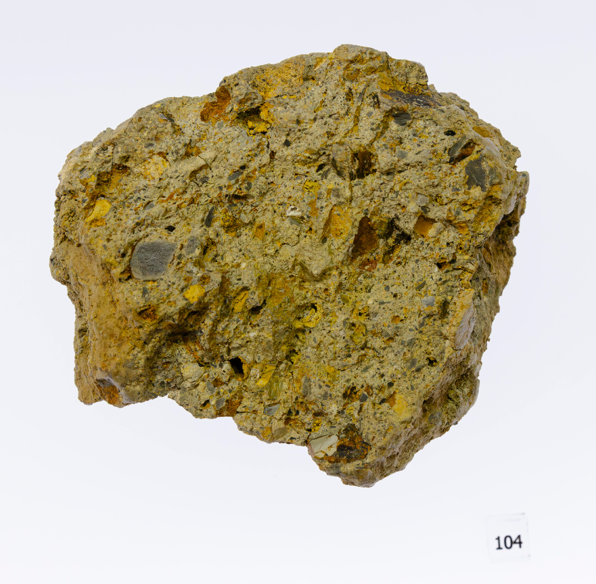 Импактная брекчия, размер 11х11х4 см, масса 320 гр. из метеоритного кратера Каменский (Ростовская обл., Россия). Диаметр кратера 25 км, возраст 50 млн лет. Метеоритная коллекция Московского планетария, № 104.