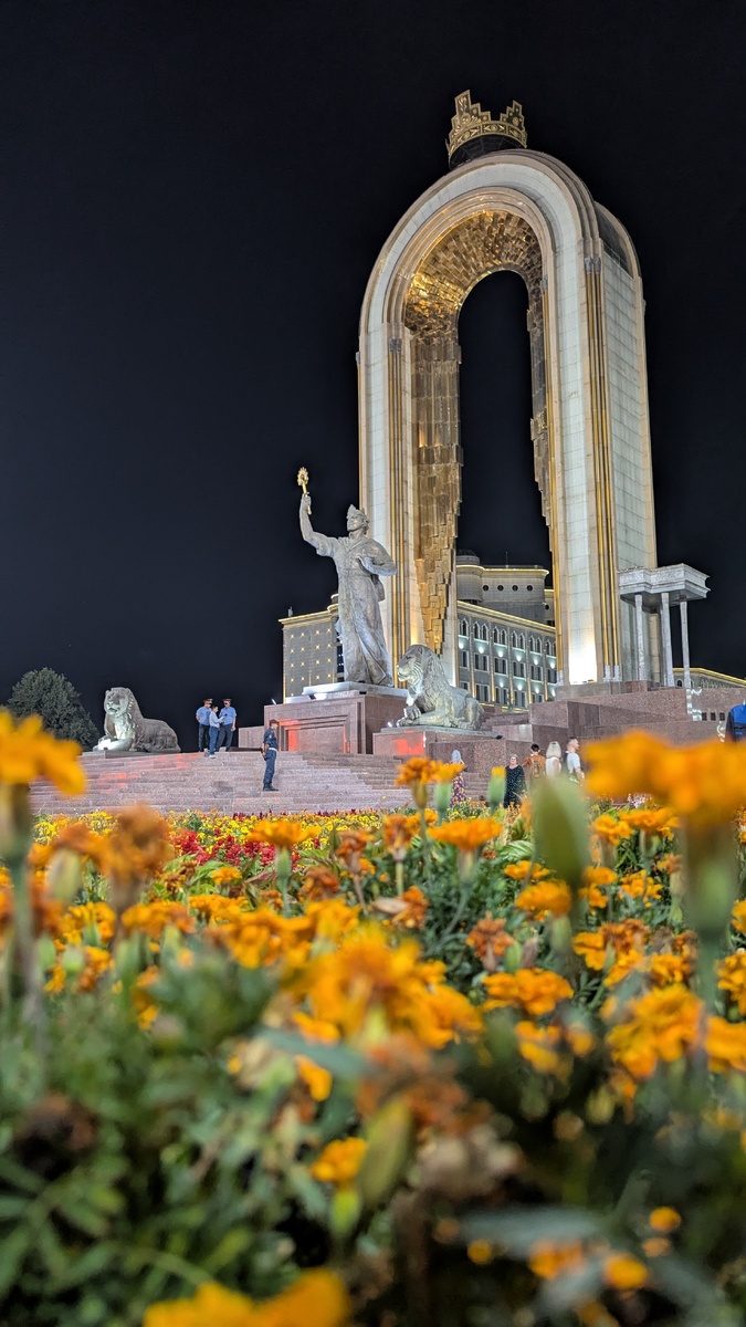 Памятник Исмоили Сомони