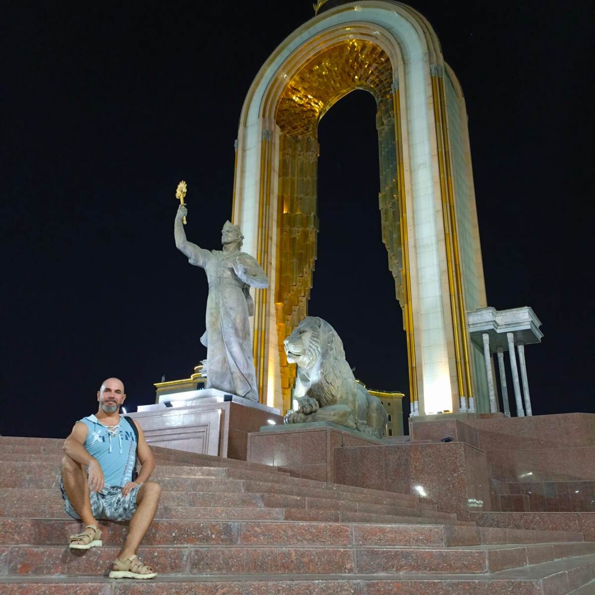 У памятника Исмаилу Самани