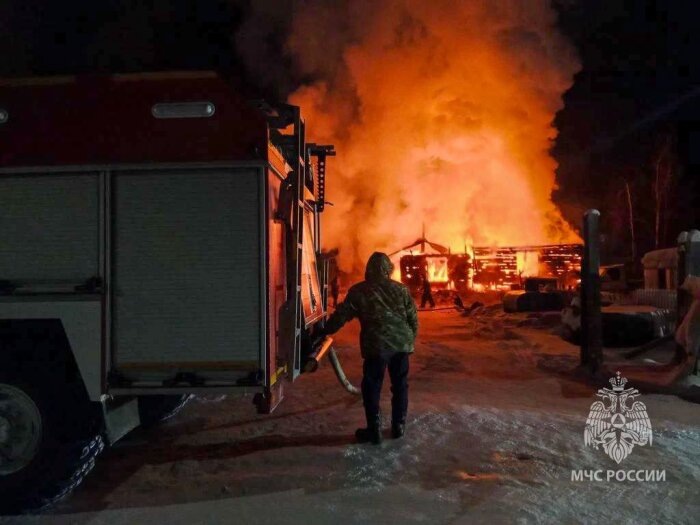 Даже удивительно, что из этого факела смогли выбраться мама с дочкой / Фото: МЧС России по Республике Саха (Якутия)
