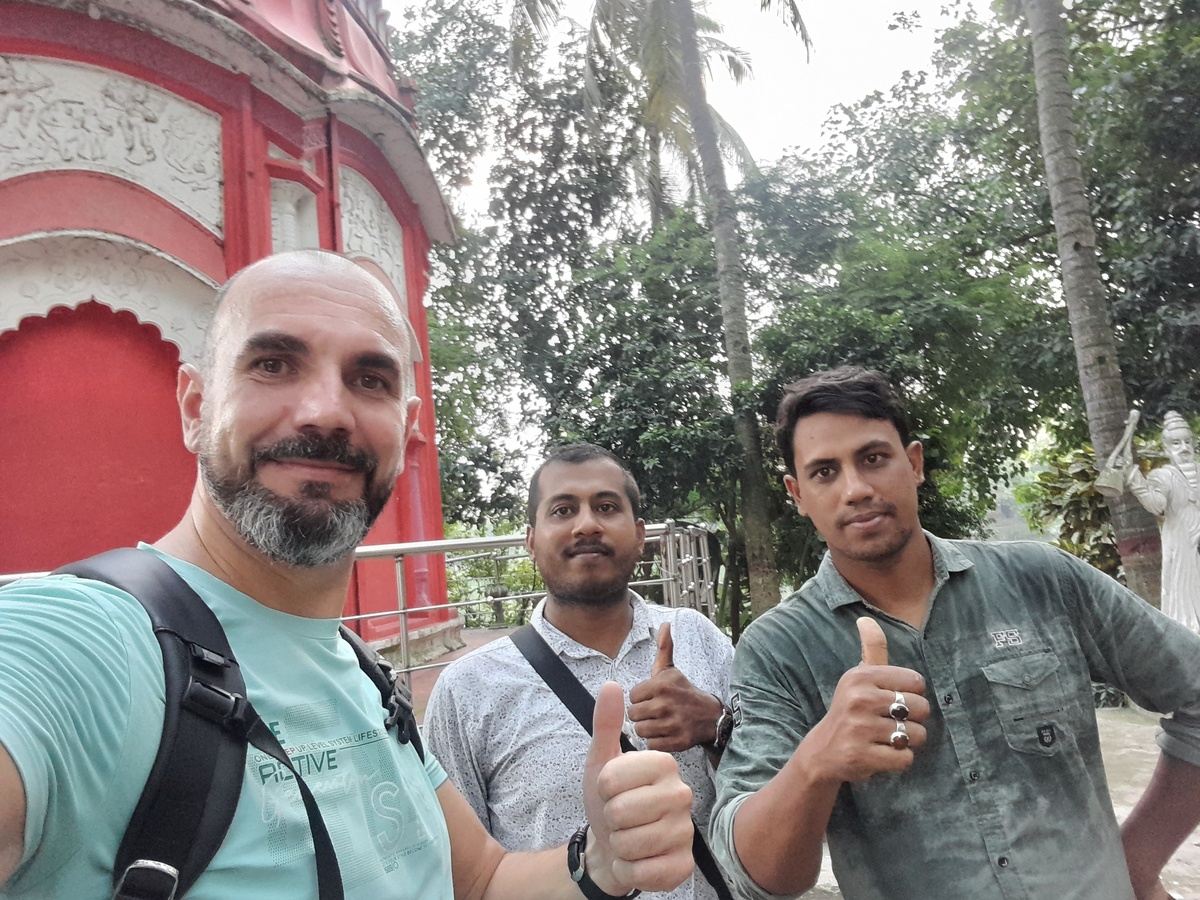 В Бангладеш