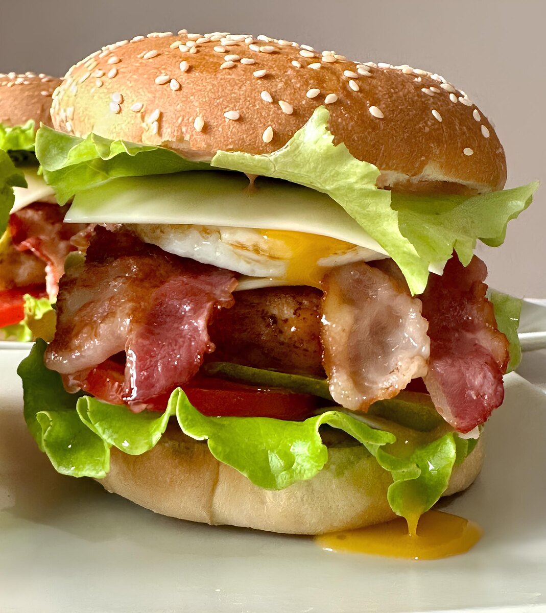 Бургер из говядины, бекона и яйца