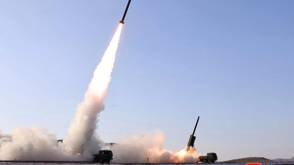 Ким Чен Ын наблюдал за испытаниями крупнокалиберной РСЗО обновленного типа © Photo : Центральное телеграфное агентство Кореи (ЦТАК)