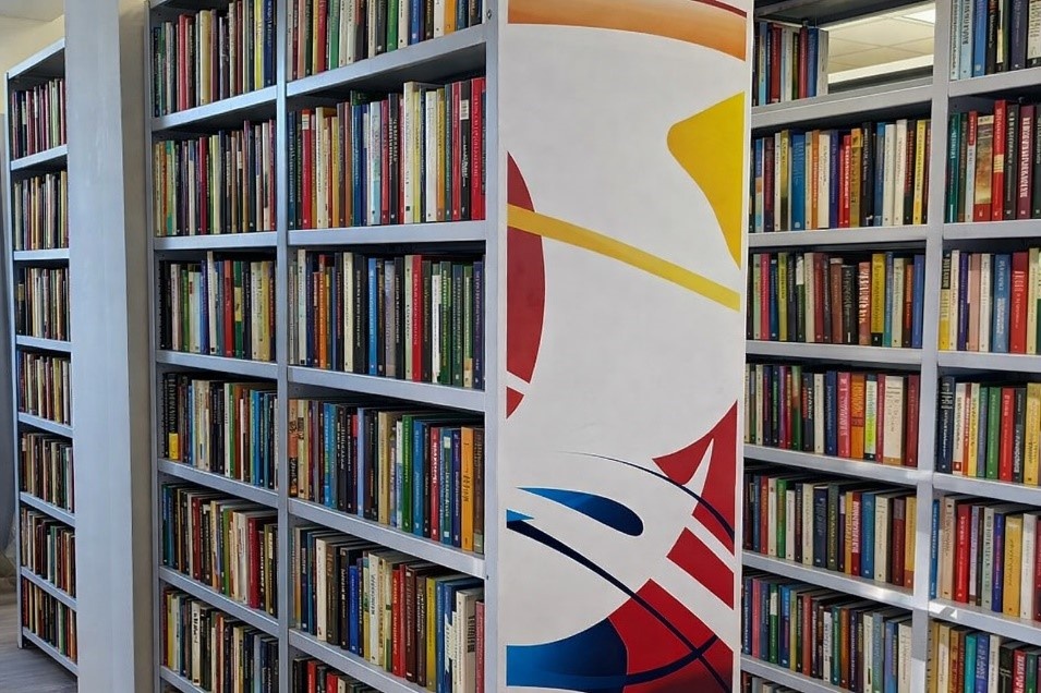 Брендированные стеллажи для можельной библиотеки 