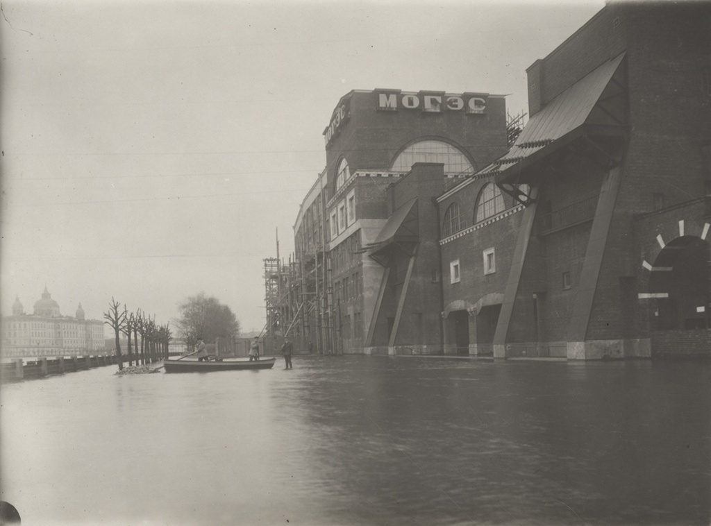 Станция МОГЭС на Раушской набережной во время наводнения. Эммануил Плетцер, 1926 год, г. Москва, Раушская наб., Музей Москвы.
