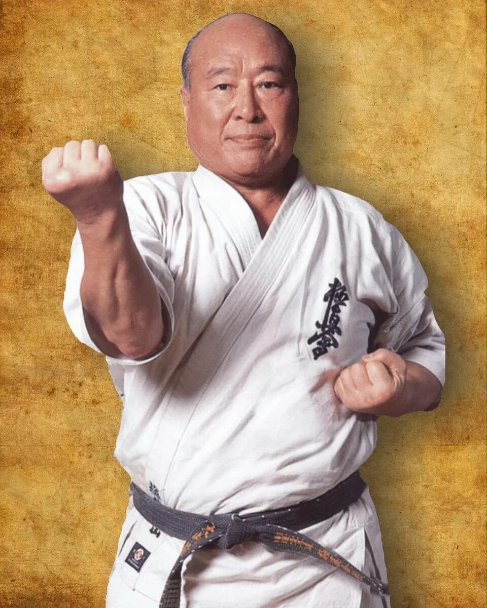 Масутацу Ояма выполняет блок наружу "Учи-Уке" или удар наружу "Хайто-Учи"