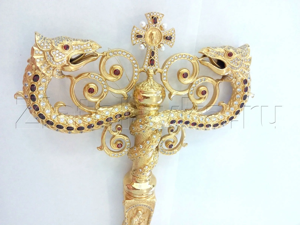 Откуда взялись змеи на архиерейском посохе читайте в статье.