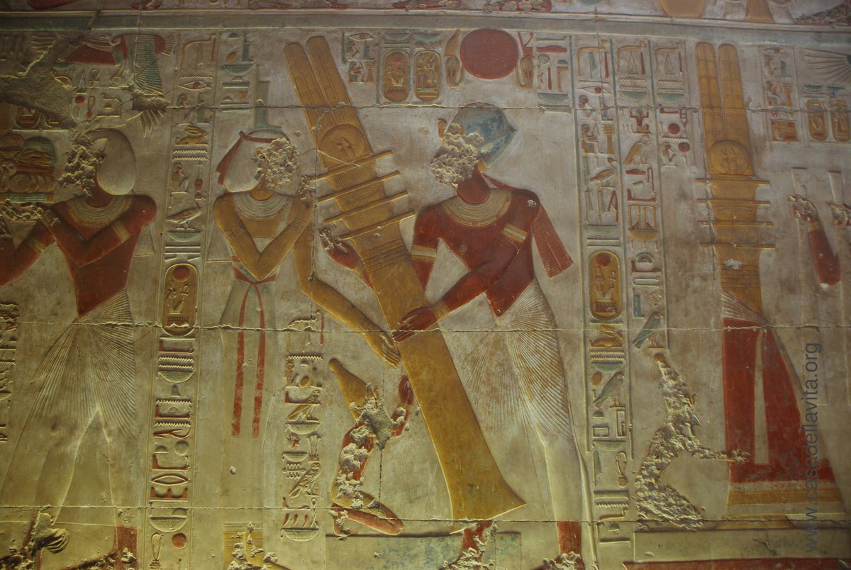 Жрецы Египта устанавливают Джед на скальное основание.