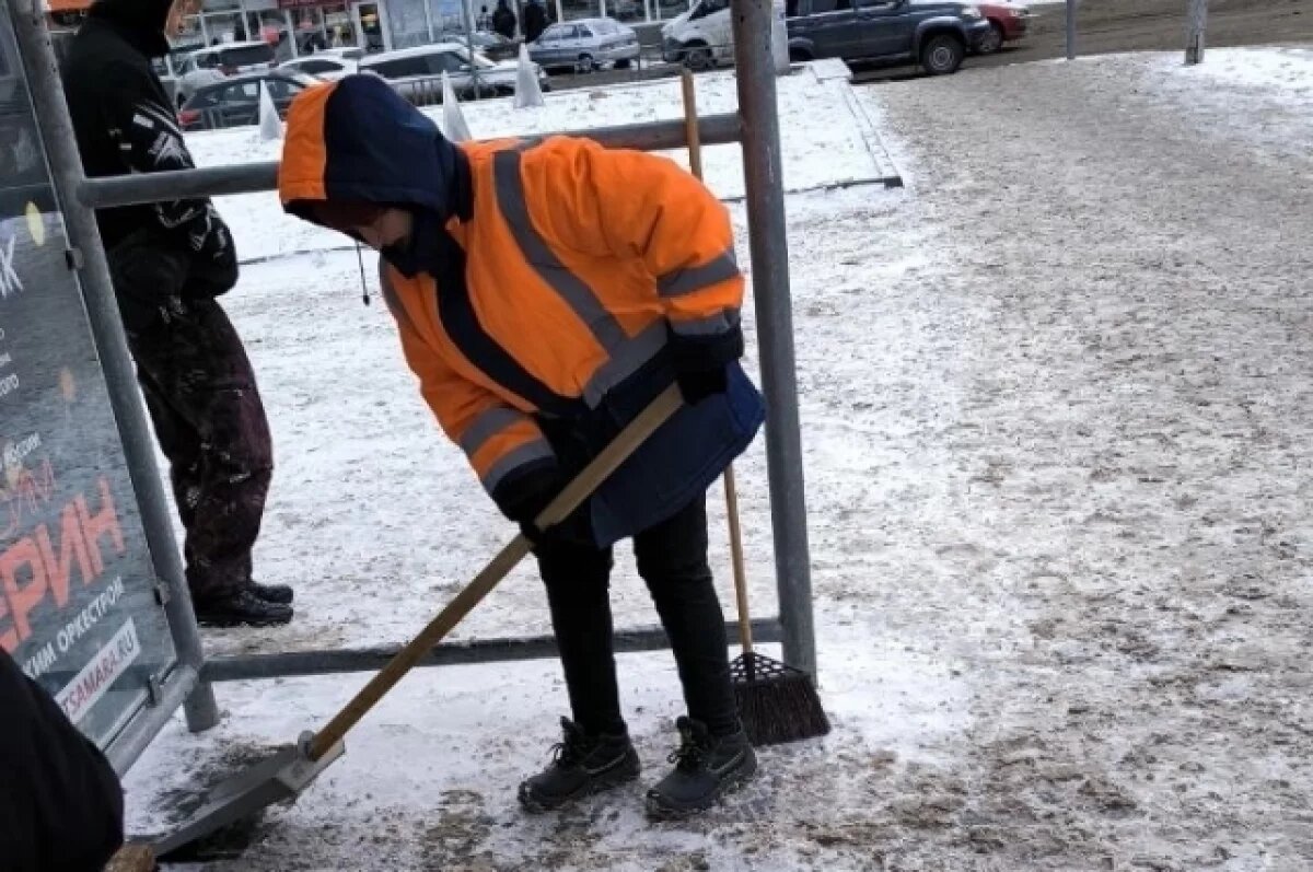    Чиновники считают белый налёт на тротуарах в Самаре безопасным