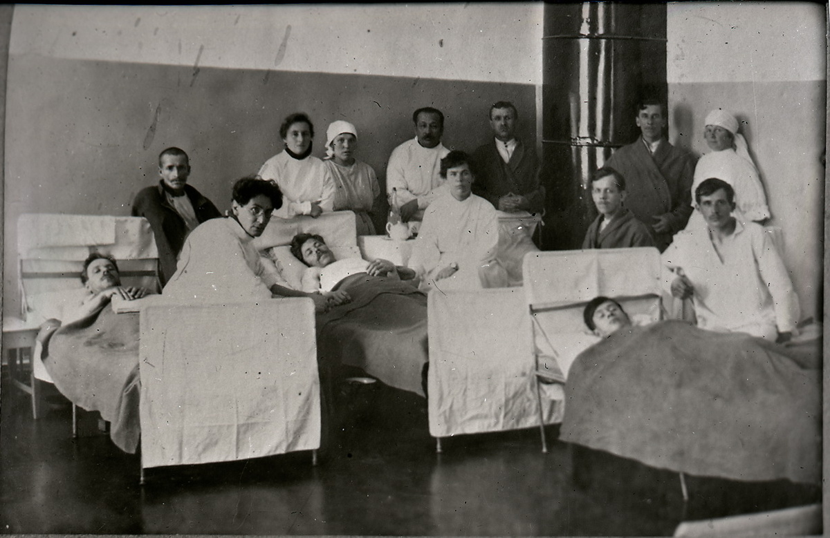 Вторая советская больница. Медперсонал второй городской больницы в одной из лечебных палат врачи: Богаткин, Кофман, Арангузеев, фельдшер Думичева, сестра Седышева. Портрет групповой. Нижний Тагил, 1920-30-е годы. Фото из коллекции Нижнетагильского музея-заповедника «Горнозаводской Урал»