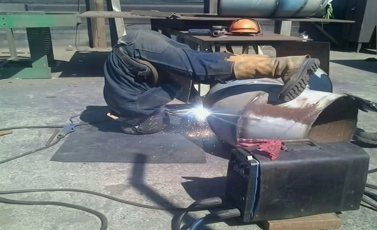 Сварщик «йог» в деле. Источник изображения: https://www.youtube.com/watch?v=mx3rdMr7UxI