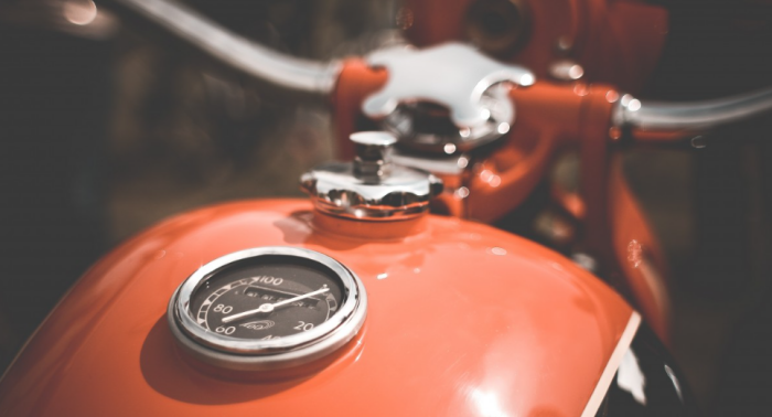 Предполагается, что без бензина даже на питбайке далеко не уедешь / Фото: pxhere.com