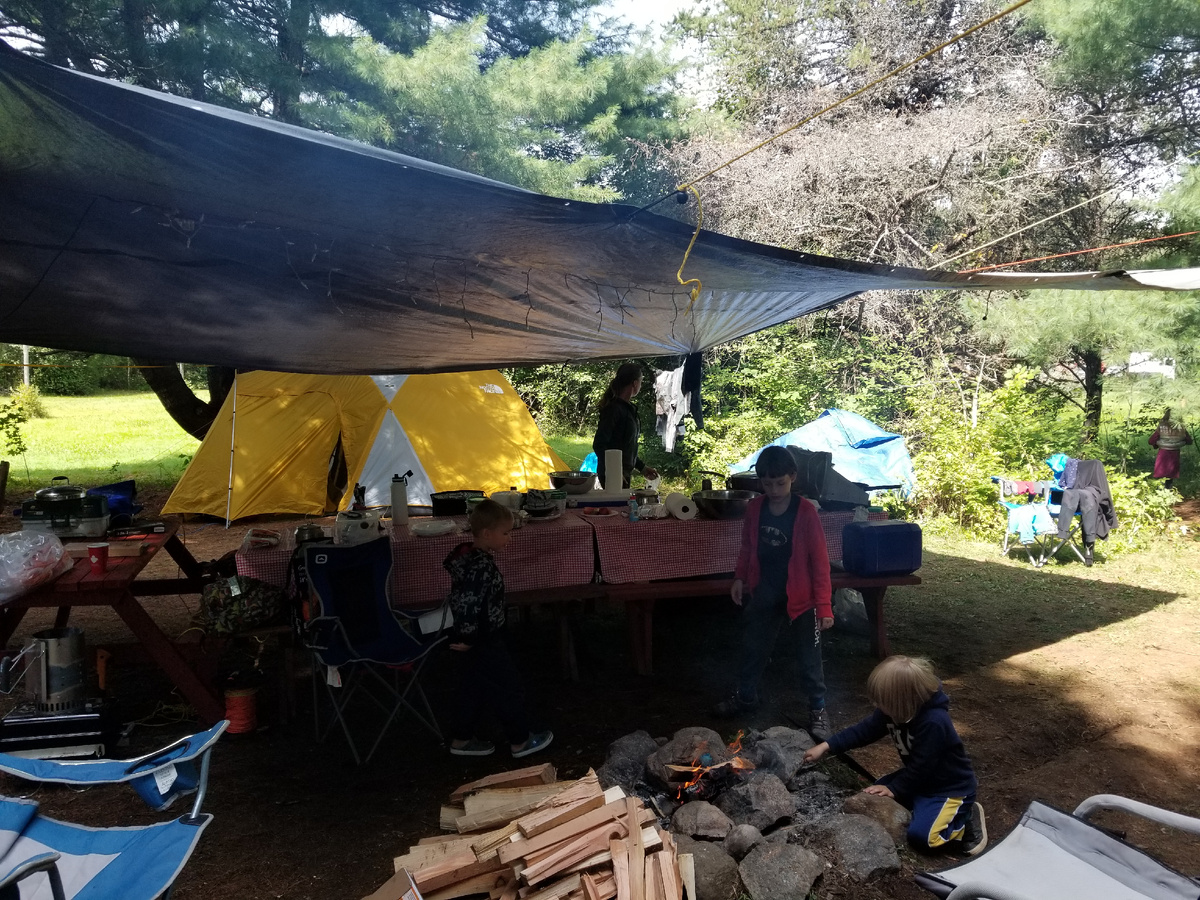 В парке всё организованно – кострища, покупка дров, места для палаток.