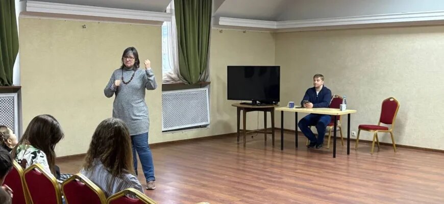    25 января Ирина Терентьева, основательница фотобанка «Lori», встретилась с учащимися Школы журналистики имени Владимира Мезенцева при Центральном доме журналиста. Она рассказала об истории создания фотобанков, а также дала практические рекомендации по использованию фотографий из интернета. Евгения Жесткова