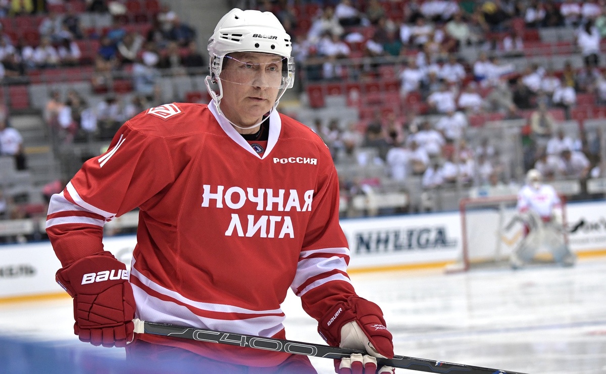 Владимир Путин играет в хоккей. Фото: сайт Кремля 