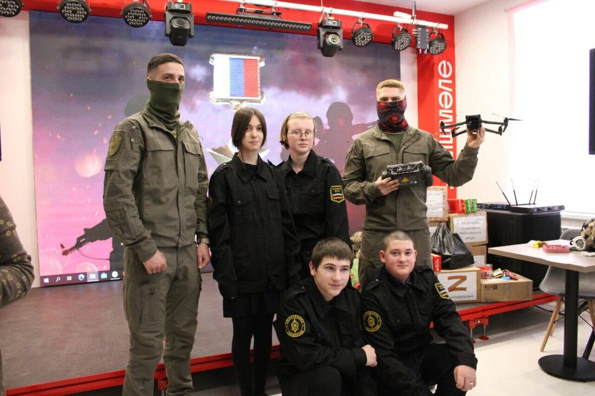 Фото предоставлено Ольгой Ивановой / На фото: Кузнец справа, с дроном в руке