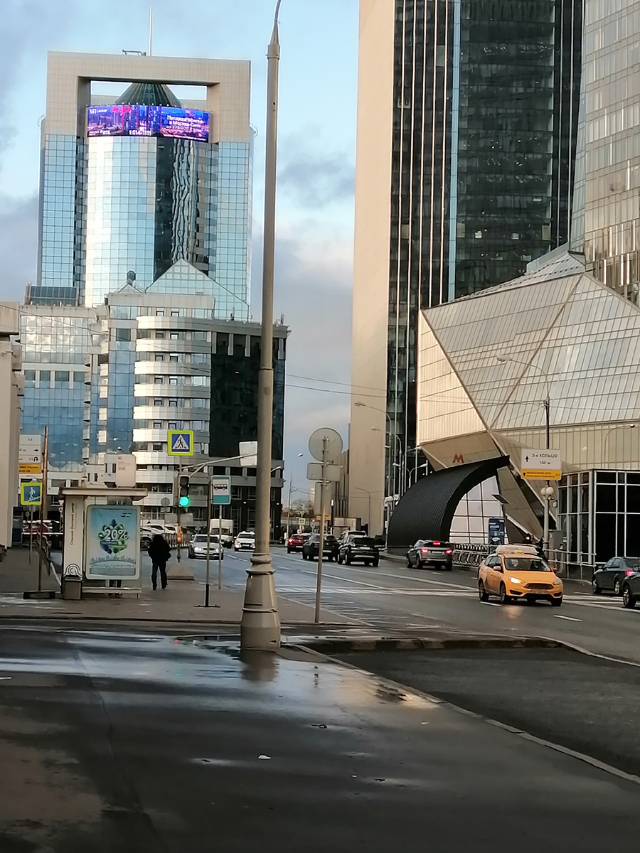 На набережной было не очень людно. 