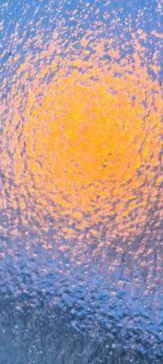 Ночной мороз "схватил" непрогретое стекло автомобиля крепкой разноцветной глазурью